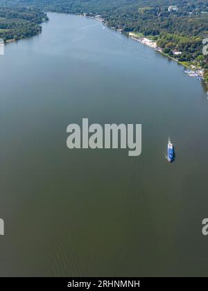 Essen, Germania. 18 agosto 2023. Il lago Baldeney è il più grande bacino idrico della Ruhr e un luogo di ritrovo ricreativo per l'intera regione della Ruhr. Con un programma giornaliero e probabilmente decine di migliaia di visitatori, la città di Essen festeggerà il 90° compleanno del lago Baldeney nel sud della città sabato. (Girato con un drone) credito: Christoph Reichwein/dpa/Alamy Live News Foto Stock