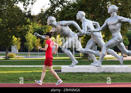 Budapest. 18 agosto 2023. L'atleta cinese Yang Jiayu si allena davanti ai Campionati mondiali di atletica leggera Budapest 2023 vicino allo stadio Puskas Arena di Budapest, in Ungheria, il 18 agosto 2023. Crediti: Zheng Huansong/Xinhua/Alamy Live News Foto Stock