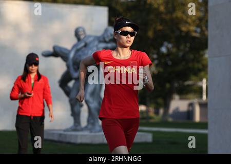 Budapest. 18 agosto 2023. L'atleta cinese Yang Jiayu (R) si allena con il suo allenatore Jiang Qiuyan in vista dei Campionati mondiali di atletica leggera di Budapest 2023 vicino allo stadio Puskas Arena di Budapest, in Ungheria, il 18 agosto 2023. Crediti: Zheng Huansong/Xinhua/Alamy Live News Foto Stock