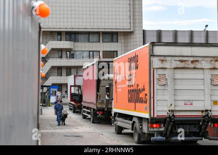 Mosca, Russia. 18 agosto 2023. I veicoli vengono controllati vicino a un edificio danneggiato a Mosca, in Russia, 18 agosto 2023. Le forze di difesa aerea russe hanno abbattuto un drone che ha tentato di sorvolare la capitale russa all'inizio di venerdì, ha detto il sindaco di Mosca Sergei Sobyanin sul suo canale di social media. Crediti: Cao Yang/Xinhua/Alamy Live News Foto Stock