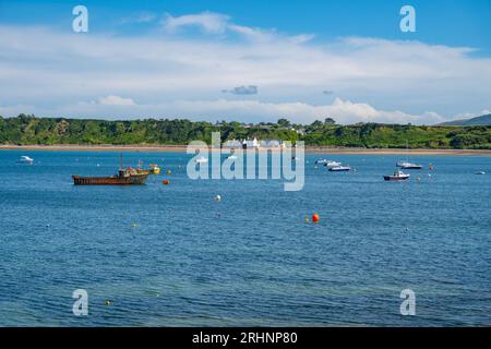Guardando lungo la spiaggia verso Porthdinllaen a Traeth Morfa Nefynm sulla costa nord del Llyn. Penisola del Galles settentrionale. Foto Stock