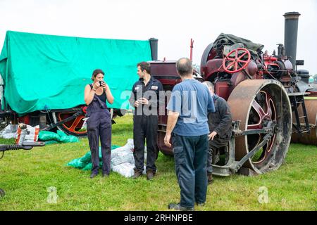 Stithians, Regno Unito. 18 agosto 2023. Nell'Inghilterra occidentale, il Great Steam Engine Rally ha aperto oggi e dura tre giorni. Si tratta del più antico e grande raduno di motori a vapore della Cornovaglia, con oltre 100 mostre a vapore, fiera dei divertimenti, artigianato, stand commerciali, auto d'epoca, trattori e biciclette. Crediti: Keith Larby/Alamy Live News Foto Stock