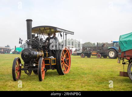 Stithians, Regno Unito. 18 agosto 2023. Nell'Inghilterra occidentale, il Great Steam Engine Rally ha aperto oggi e dura tre giorni. Si tratta del più antico e grande raduno di motori a vapore della Cornovaglia, con oltre 100 mostre a vapore, fiera dei divertimenti, artigianato, stand commerciali, auto d'epoca, trattori e biciclette. Crediti: Keith Larby/Alamy Live News Foto Stock