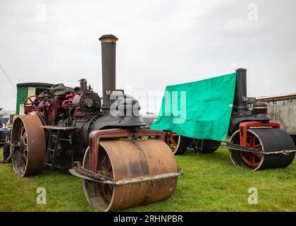 Stithians, Regno Unito. 18 agosto 2023. Nell'Inghilterra occidentale, il Great Steam Engine Rally ha aperto oggi e dura tre giorni. Si tratta del più antico e grande raduno di motori a vapore della Cornovaglia, con oltre 100 mostre a vapore, fiera dei divertimenti, artigianato, stand commerciali, auto d'epoca, trattori e biciclette. Crediti: Keith Larby/Alamy Live News Foto Stock