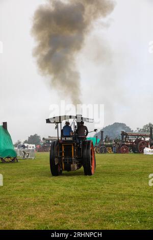 Stithians, Regno Unito. 18 agosto 2023. Nell'Inghilterra occidentale, il Great Steam Engine Rally ha aperto oggi e dura tre giorni. Si tratta del più antico e grande raduno di motori a vapore della Cornovaglia, con oltre 100 mostre a vapore, fiera dei divertimenti, artigianato, stand commerciali, auto d'epoca, trattori e biciclette. Crediti: Keith Larby/Alamy Live News Foto Stock