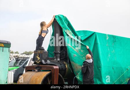 Stithians, Regno Unito. 18 agosto 2023. Nell'Inghilterra occidentale, il Great Steam Engine Rally ha aperto oggi e dura tre giorni. Si tratta del più antico e grande raduno di motori a vapore della Cornovaglia, con oltre 100 mostre a vapore, fiera dei divertimenti, artigianato, stand commerciali, auto d'epoca, trattori e biciclette. Crediti: Keith Larby/Alamy Live News Foto Stock