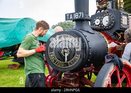 Stithians, Regno Unito. 18 agosto 2023. Nell'Inghilterra occidentale, il Great Steam Engine Rally ha aperto oggi e dura tre giorni. Si tratta del più antico e grande raduno di motori a vapore della Cornovaglia, con oltre 100 mostre a vapore, fiera dei divertimenti, artigianato, stand commerciali, auto d'epoca, trattori e biciclette. Crediti: Keith Larby/Alamy Live News Foto Stock