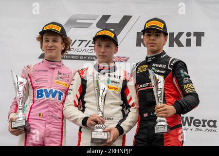 Formula 4 Knockhill Sunday Podium Douwe Dedecker, Gabriel Stilp e JOSH IRFAN Foto Stock