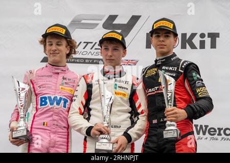 Formula 4 Knockhill Sunday Podium Douwe Dedecker, Gabriel Stilp e JOSH IRFAN Foto Stock