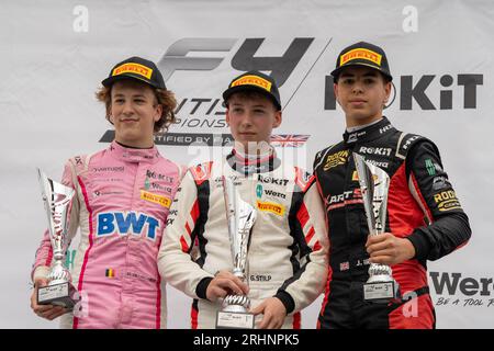 Formula 4 Knockhill Sunday Podium Douwe Dedecker, Gabriel Stilp e JOSH IRFAN Foto Stock