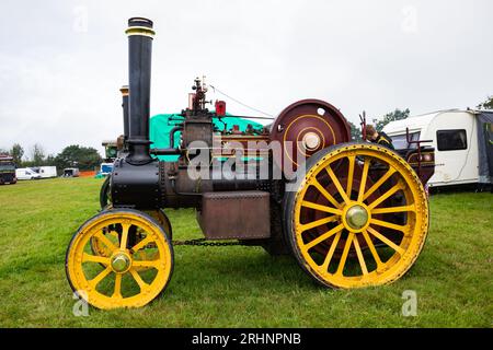 Stithians, Regno Unito. 18 agosto 2023. Nell'Inghilterra occidentale, il Great Steam Engine Rally ha aperto oggi e dura tre giorni. Si tratta del più antico e grande raduno di motori a vapore della Cornovaglia, con oltre 100 mostre a vapore, fiera dei divertimenti, artigianato, stand commerciali, auto d'epoca, trattori e biciclette. Crediti: Keith Larby/Alamy Live News Foto Stock