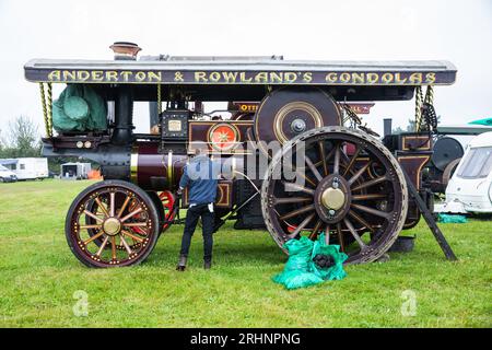 Stithians, Regno Unito. 18 agosto 2023. Nell'Inghilterra occidentale, il Great Steam Engine Rally ha aperto oggi e dura tre giorni. Si tratta del più antico e grande raduno di motori a vapore della Cornovaglia, con oltre 100 mostre a vapore, fiera dei divertimenti, artigianato, stand commerciali, auto d'epoca, trattori e biciclette. Crediti: Keith Larby/Alamy Live News Foto Stock