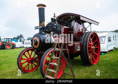 Stithians, Regno Unito. 18 agosto 2023. Nell'Inghilterra occidentale, il Great Steam Engine Rally ha aperto oggi e dura tre giorni. Si tratta del più antico e grande raduno di motori a vapore della Cornovaglia, con oltre 100 mostre a vapore, fiera dei divertimenti, artigianato, stand commerciali, auto d'epoca, trattori e biciclette. Crediti: Keith Larby/Alamy Live News Foto Stock