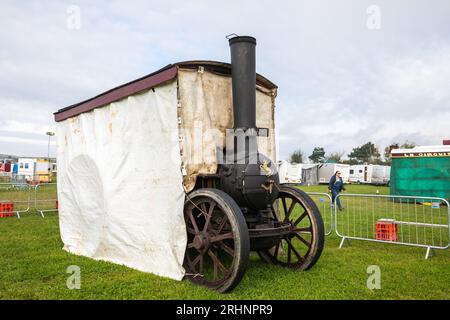 Stithians, Regno Unito. 18 agosto 2023. Nell'Inghilterra occidentale, il Great Steam Engine Rally ha aperto oggi e dura tre giorni. Si tratta del più antico e grande raduno di motori a vapore della Cornovaglia, con oltre 100 mostre a vapore, fiera dei divertimenti, artigianato, stand commerciali, auto d'epoca, trattori e biciclette. Crediti: Keith Larby/Alamy Live News Foto Stock