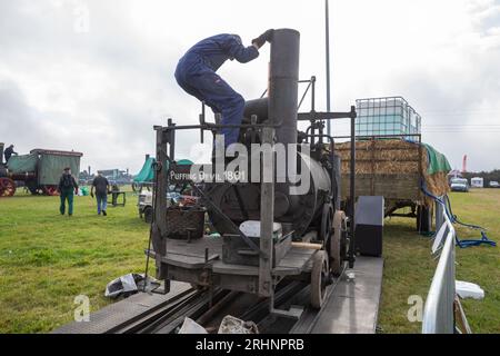 Stithians, Regno Unito. 18 agosto 2023. Nell'Inghilterra occidentale, il Great Steam Engine Rally ha aperto oggi e dura tre giorni. Si tratta del più antico e grande raduno di motori a vapore della Cornovaglia, con oltre 100 mostre a vapore, fiera dei divertimenti, artigianato, stand commerciali, auto d'epoca, trattori e biciclette. Crediti: Keith Larby/Alamy Live News Foto Stock