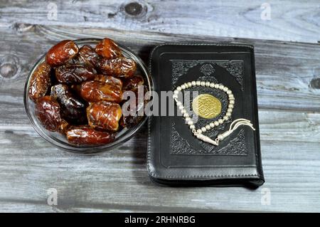 Background Ramadan, date Ajwa, una cultivar della data di palma utilizzata in iftar, il Sacro Corano, Corano o Corano (la recitazione) è la t religiosa centrale Foto Stock