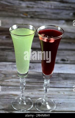Bevande estive, bibite fresche al limone alla menta, bibite gassate verdi pop, limonata gassata e succo di Roselle fresco refrigerato fatto in casa Foto Stock