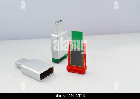 Primo piano di una chiavetta USB aperta che rivela i suoi circuiti interni per la riparazione e la manutenzione. Con riferimento al concetto di tecnologia o di ricreazione avanzata dei dati Foto Stock