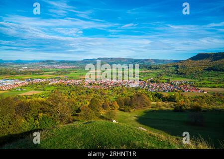 Germania, vista sopra il paesaggio naturale di swabian alb bissingen unter teck, la città ospita un giorno di sole, un colorato cielo blu autunnale Foto Stock