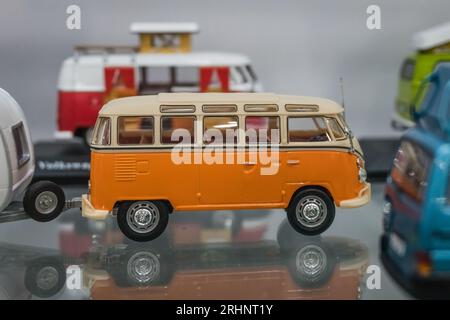 Furgone Volkswagen arancione giocattolo in mostra, Foto Stock