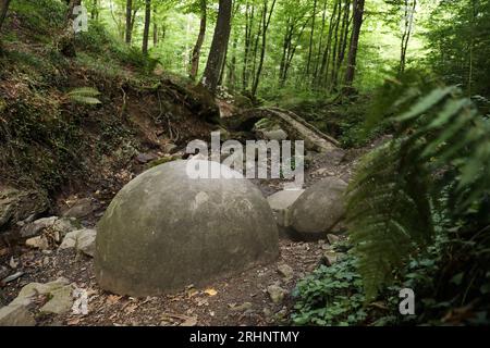 Tuzla, Bosnia ed Erzegovina. 17 agosto 2023. La grande sfera di pietra è stata vista nel villaggio di Zavidovici in Bosnia ed Herzegovia il 9 agosto 2023. Questo è il più grande ritrovamento di sfere di pietra in Europa. Ad oggi, ne sono stati trovati circa 60, di cui 11 sono stati conservati in ottime condizioni e sono tutti allineati lungo un torrente nella foresta e sono vicini l'uno all'altro. Foto: Emica Elvedji/PIXSELL credito: Pixsell/Alamy Live News Foto Stock