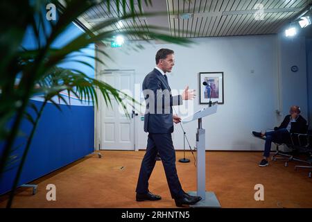 L'AIA - 18/08/2023, L'AIA - il primo ministro uscente Mark Rutte parla alla stampa dopo il Consiglio settimanale dei ministri. Il gabinetto uscente si riunisce di nuovo per la prima volta dopo le vacanze estive. ANP PHIL NIJHUIS paesi bassi fuori - belgio fuori Foto Stock