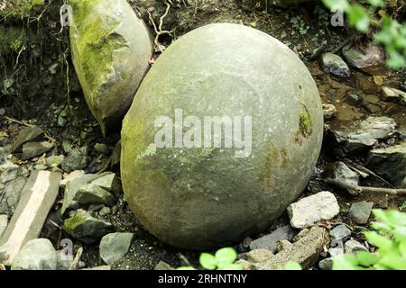 Tuzla, Bosnia ed Erzegovina. 17 agosto 2023. La grande sfera di pietra è stata vista nel villaggio di Zavidovici in Bosnia ed Herzegovia il 9 agosto 2023. Questo è il più grande ritrovamento di sfere di pietra in Europa. Ad oggi, ne sono stati trovati circa 60, di cui 11 sono stati conservati in ottime condizioni e sono tutti allineati lungo un torrente nella foresta e sono vicini l'uno all'altro. Foto: Emica Elvedji/PIXSELL credito: Pixsell/Alamy Live News Foto Stock