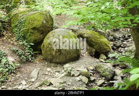 Tuzla, Bosnia ed Erzegovina. 17 agosto 2023. La grande sfera di pietra è stata vista nel villaggio di Zavidovici in Bosnia ed Herzegovia il 9 agosto 2023. Questo è il più grande ritrovamento di sfere di pietra in Europa. Ad oggi, ne sono stati trovati circa 60, di cui 11 sono stati conservati in ottime condizioni e sono tutti allineati lungo un torrente nella foresta e sono vicini l'uno all'altro. Foto: Emica Elvedji/PIXSELL credito: Pixsell/Alamy Live News Foto Stock