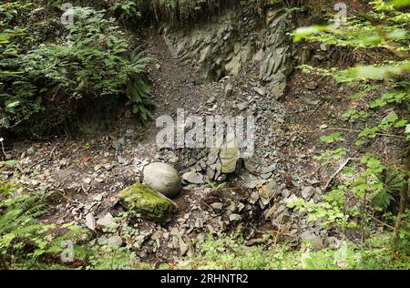 Tuzla, Bosnia ed Erzegovina. 17 agosto 2023. La grande sfera di pietra è stata vista nel villaggio di Zavidovici in Bosnia ed Herzegovia il 9 agosto 2023. Questo è il più grande ritrovamento di sfere di pietra in Europa. Ad oggi, ne sono stati trovati circa 60, di cui 11 sono stati conservati in ottime condizioni e sono tutti allineati lungo un torrente nella foresta e sono vicini l'uno all'altro. Foto: Emica Elvedji/PIXSELL credito: Pixsell/Alamy Live News Foto Stock