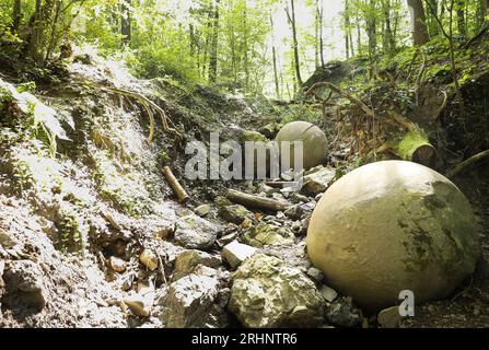 Tuzla, Bosnia ed Erzegovina. 17 agosto 2023. La grande sfera di pietra è stata vista nel villaggio di Zavidovici in Bosnia ed Herzegovia il 9 agosto 2023. Questo è il più grande ritrovamento di sfere di pietra in Europa. Ad oggi, ne sono stati trovati circa 60, di cui 11 sono stati conservati in ottime condizioni e sono tutti allineati lungo un torrente nella foresta e sono vicini l'uno all'altro. Foto: Emica Elvedji/PIXSELL credito: Pixsell/Alamy Live News Foto Stock