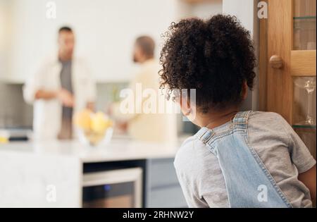 Divorzio, coppia gay e bambina che guarda i genitori discutere in cucina con stress, preoccupazione o paura a casa. Famiglia, crisi e uomini omosessuali litigano Foto Stock