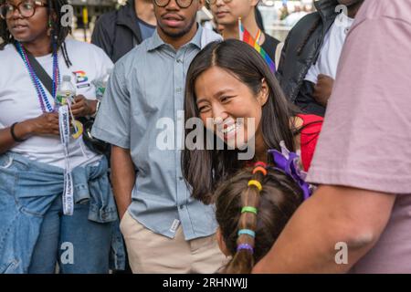 Boston, ma, US-10 giugno 2023: Il sindaco Michelle Wu saluta i membri del pubblico. Foto Stock