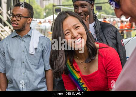 Boston, ma, US-10 giugno 2023: Il sindaco Michelle Wu saluta i membri del pubblico. Foto Stock