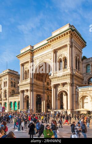 Milano, Italia - 5 gennaio 2023: Ingresso ad arco alla Galleria Vittorio Emanuele II in Piazza Duomo Foto Stock