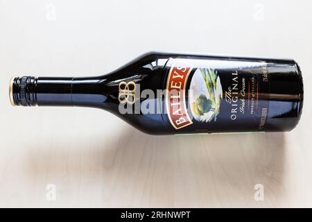 Mosca, Russia - 2 agosto 2022: Bottiglia chiusa di liquore Baileys Irish Cream prodotto da Diageo in Irlanda su un tavolo pallido Foto Stock
