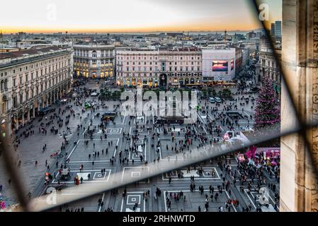 Milano, Italia - 5 gennaio 2023: Vista aerea della Piazza del Duomo attraverso la griglia dei gradini del tetto del Duomo di Milano Foto Stock