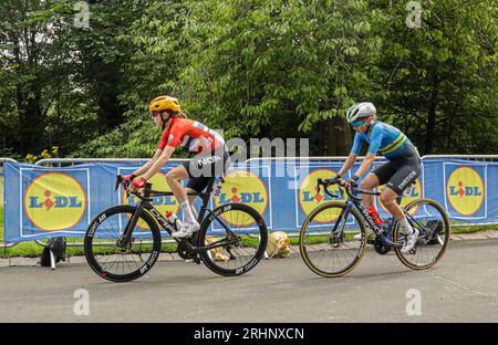 Marte Berg Edseth della Norvegia e Julia Borgstrom della Svezia corrono attraverso il Kelvingrove Park, Glasgow durante un giro della città: UCI Cycling World Championships. Foto Stock