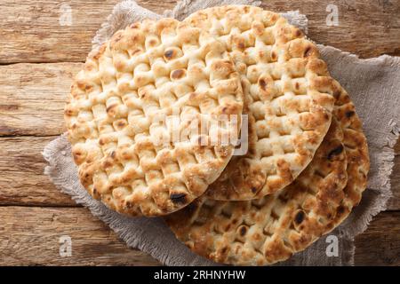 Autentico primo piano del pane greco pita sul tavolo di legno. Vista superiore orizzontale dall'alto Foto Stock