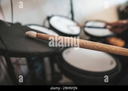 tamburi e bastoni elettronici su sfondo scuro. Suonare i tamburi di addestramento. Foto Stock