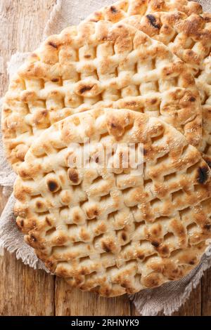 Primo piano su un tavolo di legno con pita greca fresca vegetariana. Vista dall'alto verticale Foto Stock