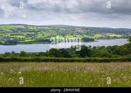 Blagdon Lake nella Yeo Valley con il villaggio di Blagdon sulle pendici settentrionali delle Mendip Hills Beyond, Somerset, Inghilterra. Foto Stock