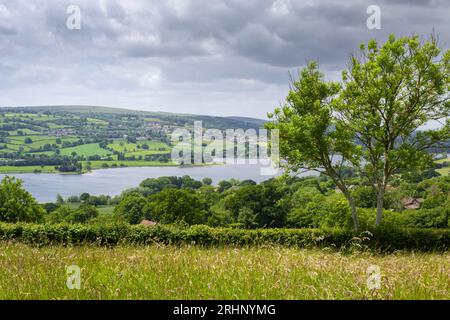 Blagdon Lake nella Yeo Valley con il villaggio di Blagdon sulle pendici settentrionali delle Mendip Hills Beyond, Somerset, Inghilterra. Foto Stock