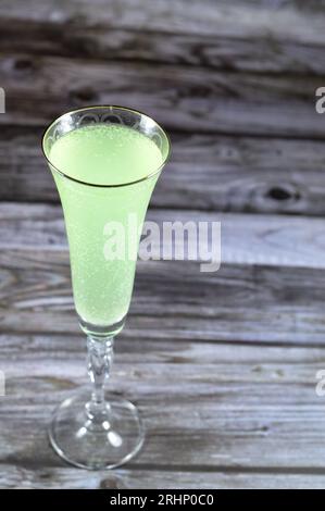 Bevande fredde e refrigerate alla menta di limone, bibite gassate e limonata gassate, spesso contengono livelli molto elevati di benzoato di sodio, e questo spesso Foto Stock