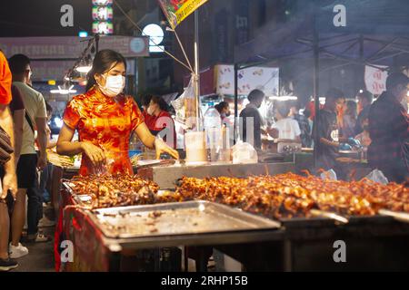 Bangkok, Thailandia - 22 gennaio 2023: Venditori locali che vendono cibo per strada a Bangkok, Thailandia. Foto Stock