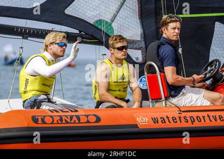 SCHEVENINGEN - 18/08/2023, Bart Lambriex e Floris van de Werken prima dell'ottavo giorno dei campionati mondiali di vela. ANP SEM VAN DER WAL credito: ANP/Alamy Live News Foto Stock