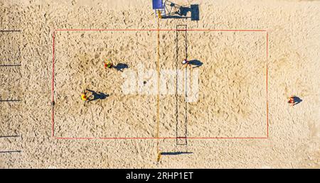 Vista aerea del gioco di pallavolo. Vista dall'alto del campo da pallavolo durante la partita. Foto Stock