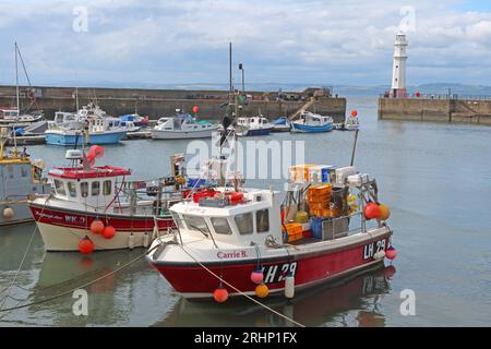 Pescherecci e navi LH29 nel soleggiato porto di Newhaven in alta marea, Leith, Edimburgo, Scozia, Regno Unito, EH6 4LP Foto Stock