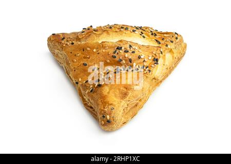 Samsa o samosas con carne e verdure isolati su sfondo bianco. Tradizionale cibo indiano. Vista superiore Foto Stock