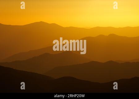 Sunset, Great Smoky Mountains National Park - Swain County, North Carolina. Luce dorata al tramonto su strati delle montagne degli Appalachi a Clingma Foto Stock