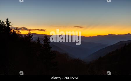 Raggi di luce emergono all'orizzonte al Luftee Gap nel Great Smoky Mountains National Park. Foto Stock